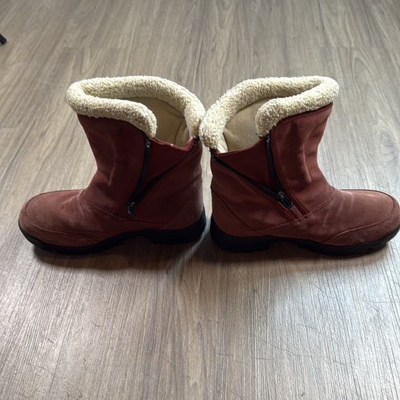 Sorel Red Suede Winter Boots with Cream Lining - Picture 6 of 13